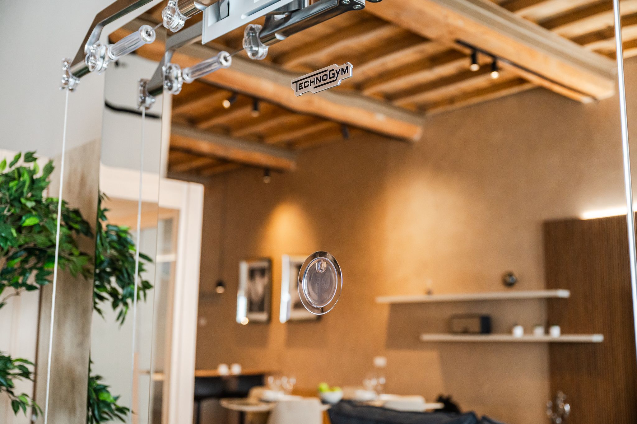 Stazione Kinesis agganciata alle travi a soffitto, vista sul living sottostante